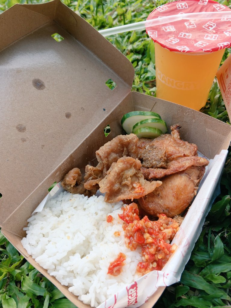 mffrandombos's tweet photo. Kalau kalian bosen dengan ayam geprek yang gitu-gitu aja, gue saranin cobain ayam Bu Tumbar guys😭pas sekali coba rasanya kaya ada rasa rempah bumbu ketumbar yg jadi ciri khas ayamnya. Dan jujur dagingnya super juicy https://t.co/dAejGstytJ