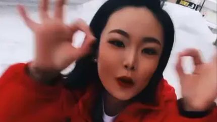 sagi_honpo's tweet photo. 【娘の姿はあまりにも残酷で、家族はその場で泣き崩れた】

内田梨瑚に殺害された被害者の父親の意見陳述

「私は本件被害者の父親です。
事件から1か月たって遺体で見つかったと妻から涙声で聞いた。
白い布に包まれ、透明なビニールに包まれ、娘の姿はあまりにも残酷で家族はその場で泣き崩れたのを今でも思い出します。
頑張ったね、帰ってきてくれてありがとうと声をかけることしかできませんでした。」

父親は内田被告の方を向いて
「私は娘のことが大好きでした」
と述べた後、

「最後になりますが、裁判官裁判員のみなさまどうかどうかあいつを（内田被告を指さして）私の娘が望む判決を下してください。
よろしくお願いします」

と裁判官らに向かって訴えている。