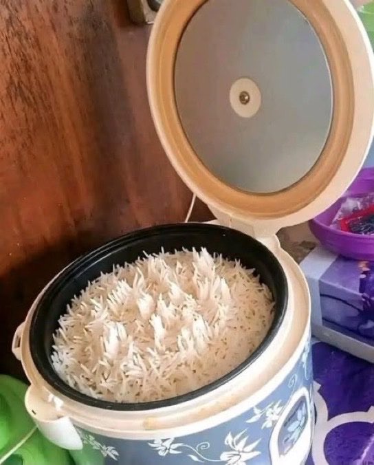 Patricia__026's tweet photo. I opened my rice cooker and every grain of rice was standing straight up 😳🍚

I’ve cooked rice all my life and I’ve NEVER seen this before.

Please what does this mean? Should I throw it away or am I overreacting? 😭 https://t.co/ezY9HbMm8I