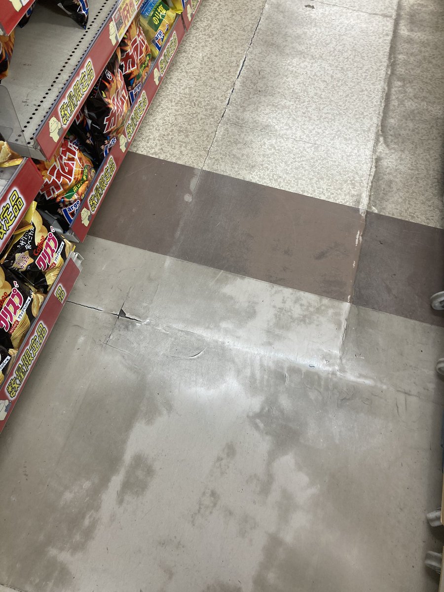 realityao's tweet photo. こうゆう床のドラストとかスーパーが
ワイ好きなんや

ピカピカもいいけど歴史を感じたい
お年頃 https://t.co/nwAymdgGTl