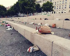 Franck20270's tweet photo. Mettre fin à la fête de la Musique
Je suis pour
Parce qu'elle n'est plus une fête joyeuse où les honnêtes gens descendaient dans les rues écouter des musiciens amateurs heureux de faire partager leur passion
Parce qu'elle n'est plus que récupération politique et n'est plus qu'une fête organisées derrière des barrières de sécurité et aux frais des collectivités. Le président ne va pas dans les rues d'ailleurs, il fait la fête à l'Elysée protégé par des cordons de CRS.
Parce que c'est un jour où les honnêtes gens ne peuvent plus sortir dans les rues
Parce qu'elle rend hommage à jack LANG et qu'il est honteux de lui rendre hommage
...
Bref, il faudrait y mettre un terme