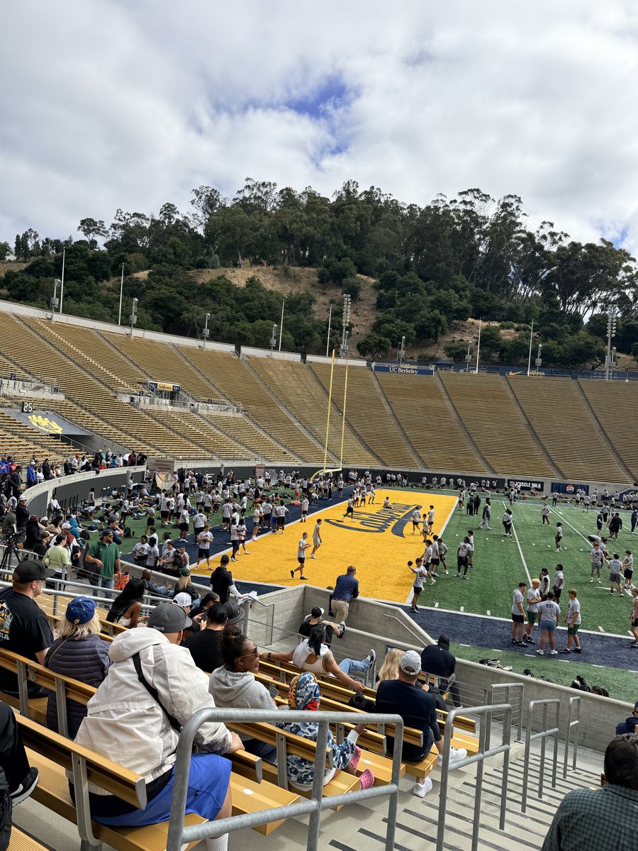 jakhariburrell4's tweet photo. Was blessed to go down to Cal Berkeley and showcase my talents infront of the Berkeley staff thank you coach @KbTheStable and @CalFootball for the opportunity!!! @BrandonHuffman @cvccavsfootball #AGTG #CVCFootball https://t.co/vRUBWmVLwz