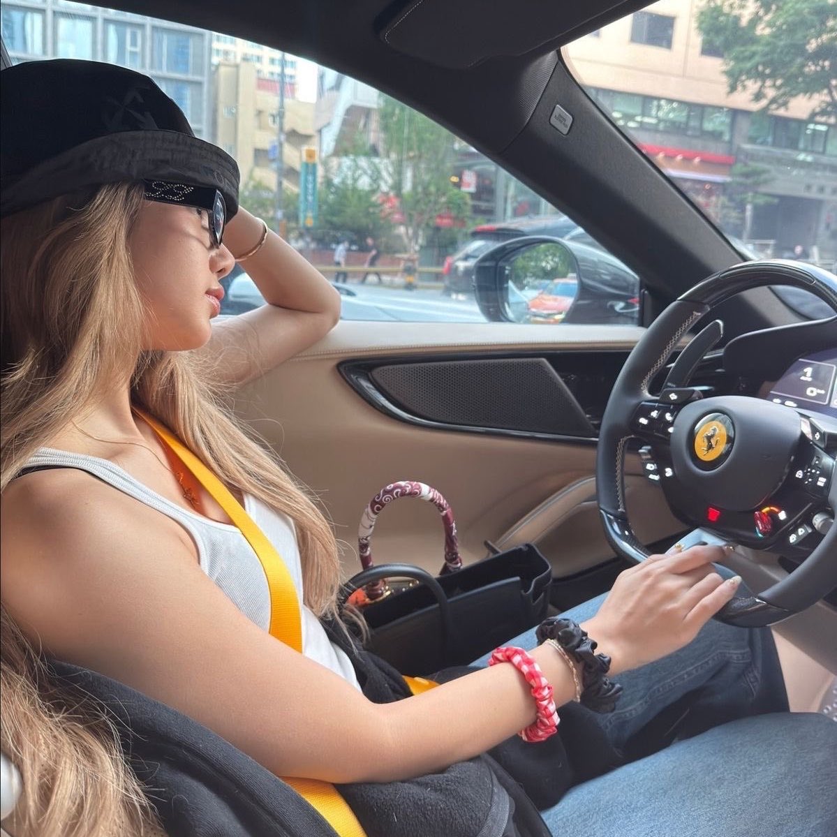 KKLIINSGA's tweet photo. lalalalisa_m ก็ NEW BABY ไม่หยุด 🏎️

แต่สงสัยอย่างนึงเมื่อก่อนตอนลิซ่าเล่นกล้องฟิล์มวงการกล้องสะเทือนราคาขึ้นเพียบ ตอนลิซ่าเล่น labubu ก็ขายดี sold out ราคาอัพฉ่ำ จับอะไรก็ขายดีไปหมด แล้วตอนนี้ลิซ่าเข้าวงการ Ferrari แบบนี้วงการรถมีบ่นแซวๆกันมั้ยหรือว่าราคาพุ่งบ้างหรือป่าว 😅 https://t.co/M593DYgY6V