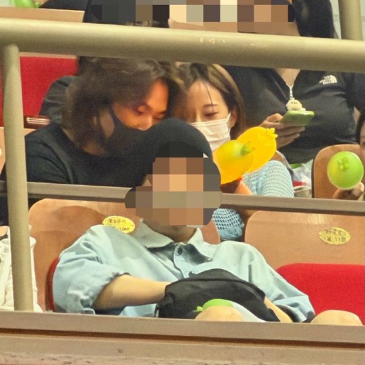 seungt0phyun's tweet photo. daesung’s agency denied the dating rumors between him and kara’s heo youngji after they were seen hanging out together at a concert!

✍️: “they became acquainted through ‘ZIPDAESUNG’ and later went to a MAMAMOO concert together. the two are simply close colleagues, and the dating rumors are not true”

#DAESUNG #DLITE #대성 #テソン