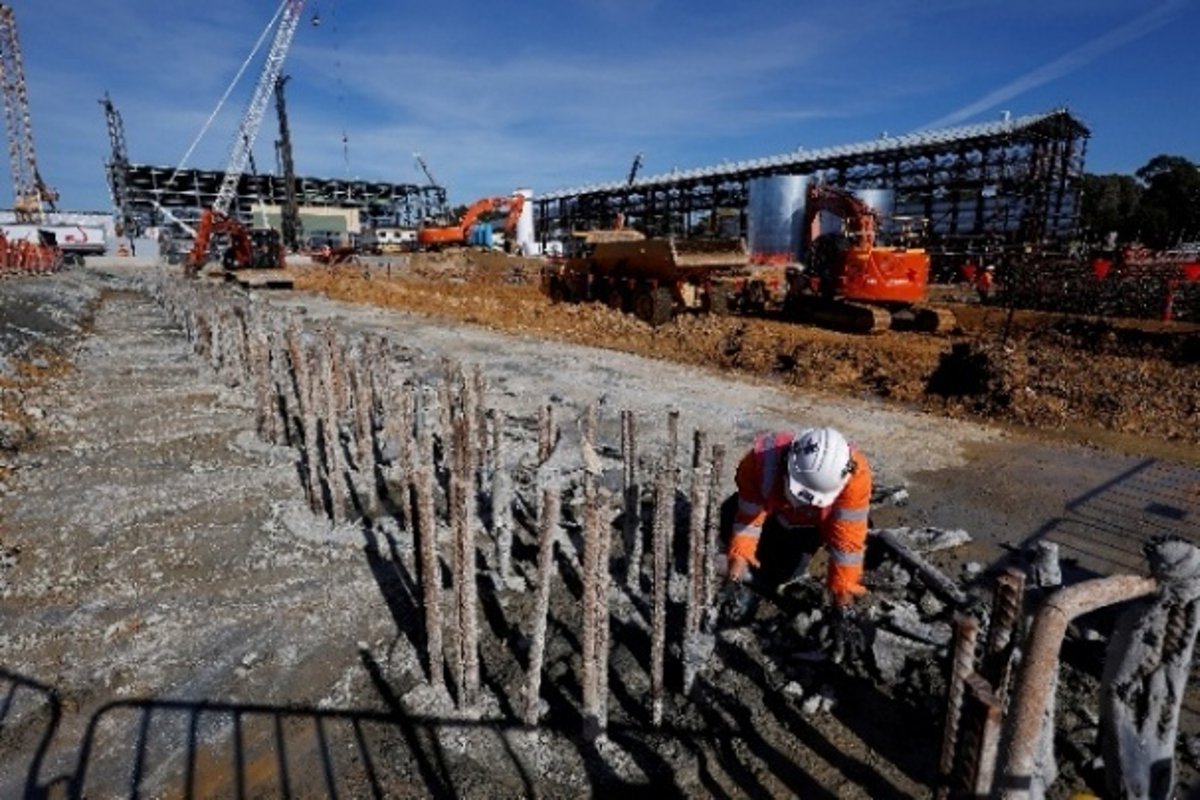 CloughGroup's tweet photo. 👷‍♀️Major milestones at Burwood!
Piling is nearing completion, the NTAS excavation has begun, and the surface conveyor is now installed—paving the way for tunnelling!

By the numbers:
🔸 6,400m³ concrete
🔸 36,000t rock
🔸 855t steel
🔸 110,000t spoil

#Webuild #Melbourne https://t.co/dICfyeUQJU