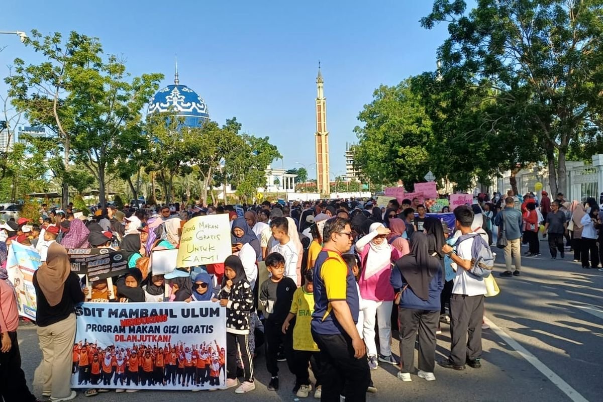 LambeSahamjja's tweet photo. detail kejadian soal siswa batam yang ikut demo dukung MBG : 
- Ratusan siswa SD & SMP dilibatkan dalam pawai diinisiasi Disdik Kota Batam
- kebetulan hari minggu dan hari libur sekolah
- Disdik bantah mobilisasi klaim hanya menawarkan tidak ada unsur paksaan
- ada 100 sekolah yangikut, didampingi guru, pakai kendaraan yang sudah disiapkan
- banner dan alat di siapkan siswa sendiri
- Alasannya: merespons keluhan orang tua soal MBG yang dihentikan sementara
- siswa juga merasa MBG penting dan perlu biar motivasi ke sekolah