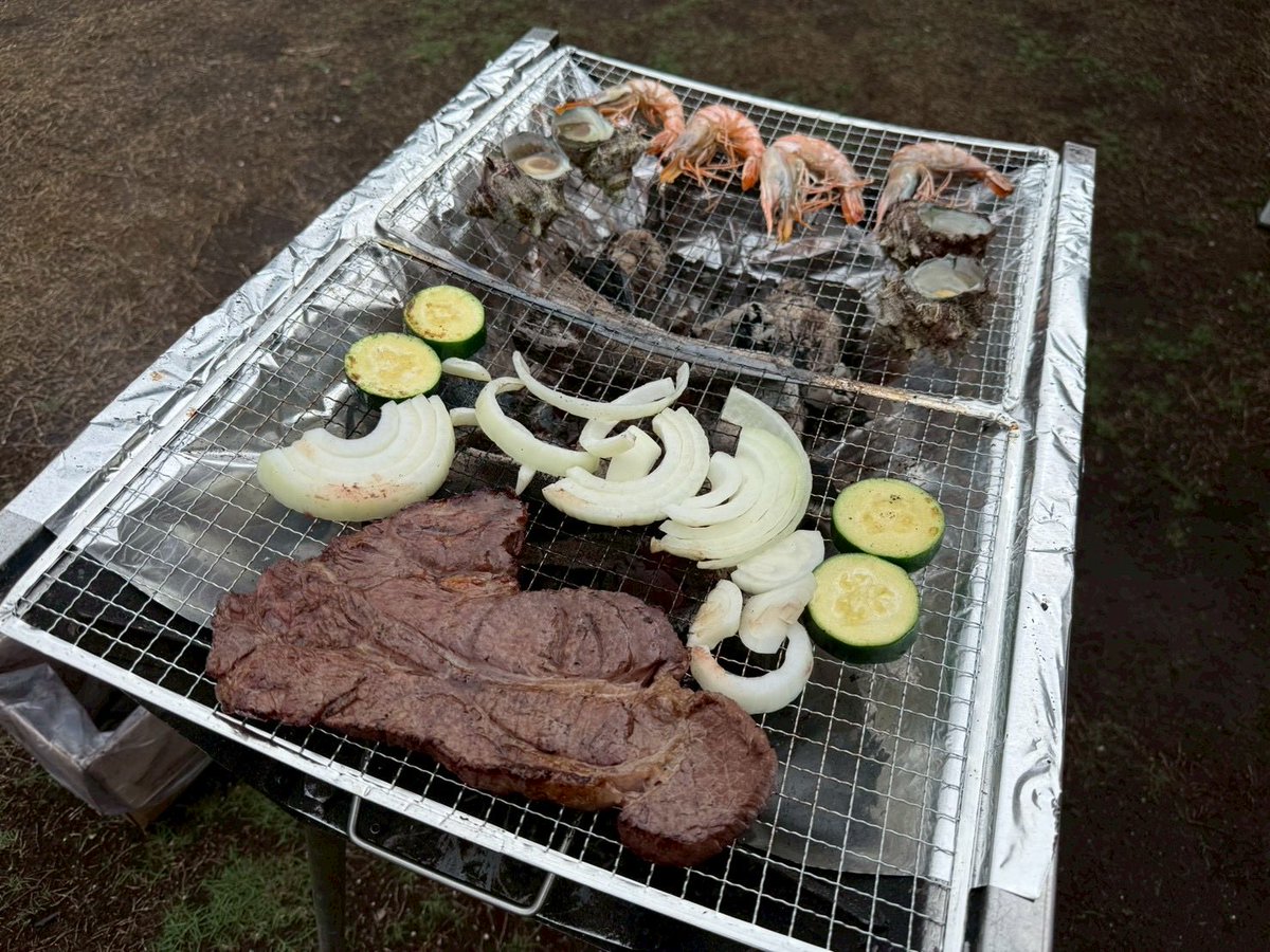 pa_teru's tweet photo. バーベキューのために肉のハナマサで買い出ししたけど、角上魚類で買ってきたという貝類がめちゃウマでした
#ロイヤルエンフィールド
#肉のハナマサ https://t.co/ieiNgr1pF3