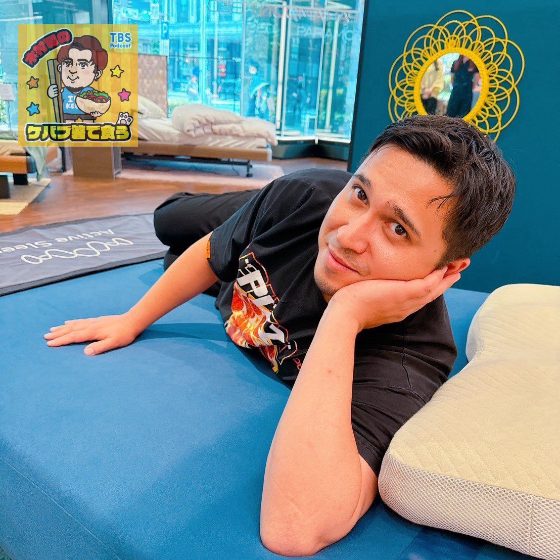 ActiveSleep_'s tweet photo. ／
TBS Podcast「木村昴のケバブ箸で食う」に Active Sleep BED Wモデルが登場！
＼
声優・アーティストの木村昴さんが、設定時刻にあわせて背中が自動で起き上がる「自動運転ベッド」を体験！
心地よい目覚めを促すWモデルに…どんな反応？👀

 今回の収録は… 
「出張バブ箸 in パラマウントベッド」🛏️ 東京駅近くの眠りギャラリーTOKYOで実施🎙️
 
ぜひチェックしてみてください。
https://t.co/NFZlk2L16b
 
▼Wモデル
https://t.co/PqxaEB53rQ　
▼来店体験はこちら
https://t.co/8wN2qT1gOD　
 
#バブ箸　#木村昴のケバブ箸で食う　#パラマウントベッド　#アクティブスリーブベッド