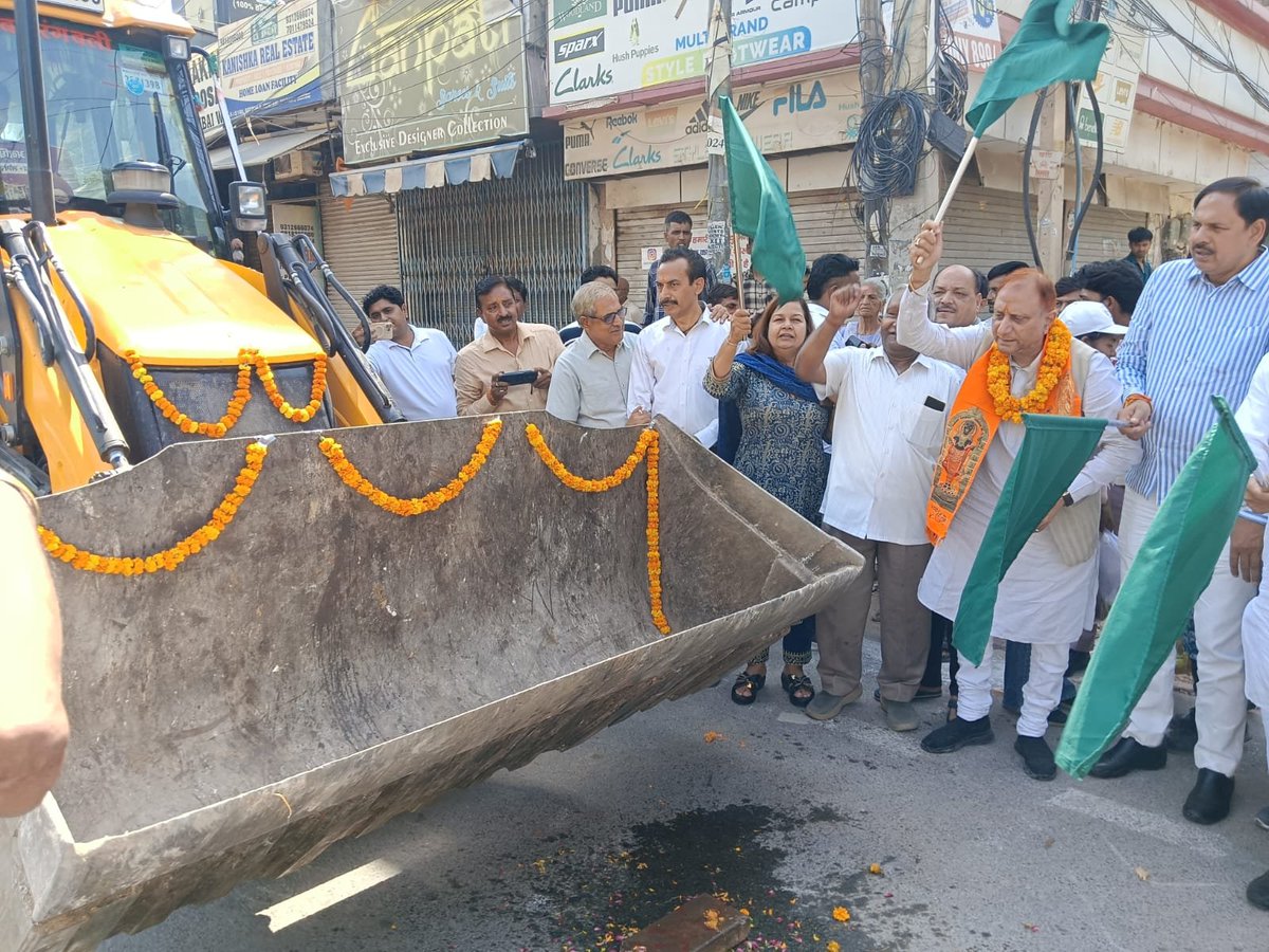 SBM_MCD's tweet photo. Flagging-off of sanitation vehicles at Sector-7, Rohini Zone by Hon’ble Mayor Shri Pravesh Wahi Ji and senior MCD officials, reinforcing our commitment to a cleaner and healthier Delhi.
@LtGovDelhi 
@CMODelhi 
@praveshwahi 
@dcrohinizone https://t.co/WxBeZKQNHP