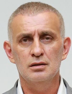 ozgunemrek's tweet photo. Milli takıma tepki gösterdiğiniz için şu sıfat tarafından Akın Gürlek'e şikayet edilerek güne başladınız. Şu sıfat sizin hapse girmenizi istiyor. Otoparkta değnek sallaması gereken birine makam verildiği için sizin hapse girmenizden bahsediliyor. Müthiş. https://t.co/PNsziykEpL