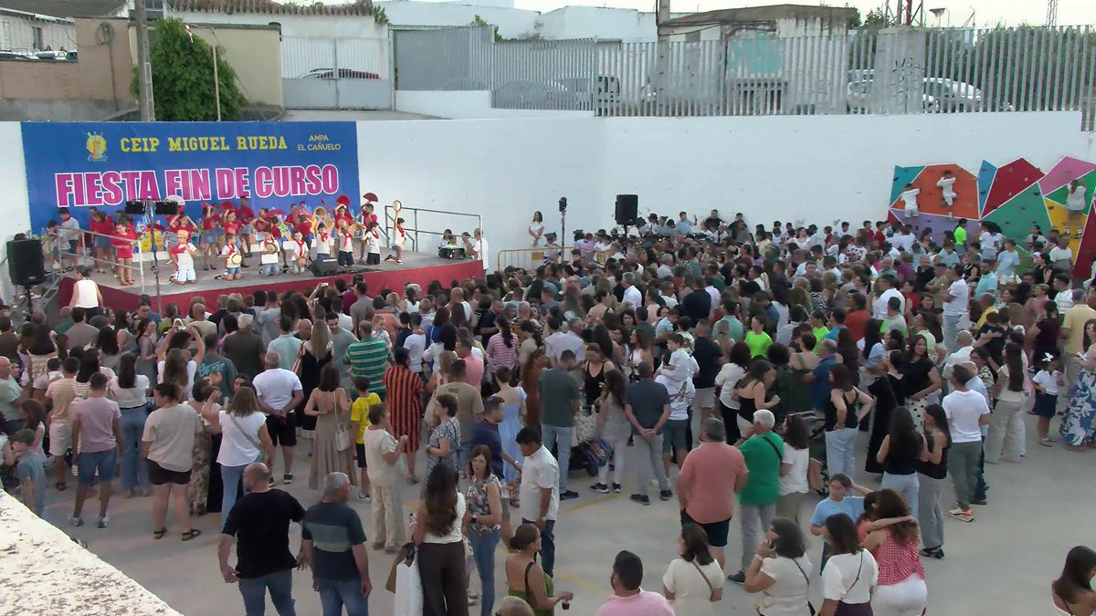 Aytoparadas's tweet photo. El CEIP Miguel Rueda de Paradas celebró el pasado viernes la graduación de la Escuela Infantil de la promoción 2023-2026, con un acto lleno de emoción, alegría y recuerdos. 
Tras la ceremonia, una animada fiesta de fin de curso, en la que no faltaron la música y el baile. https://t.co/wNgIjBu9n4