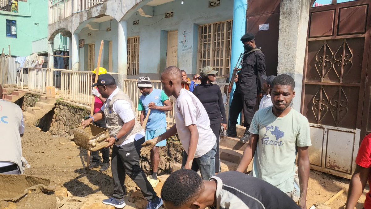 bbisimwa's tweet photo. Notre politique d’auto-prise en charge inspire de plus en plus nos populations dans les activités de développement local. C’est le cas des jeunes du quartier Muhungu à Bukavu décidés de construire courageusement en dur les artères principales de leur quartier.
C'est notre fierté. https://t.co/2r52Vp08Ob