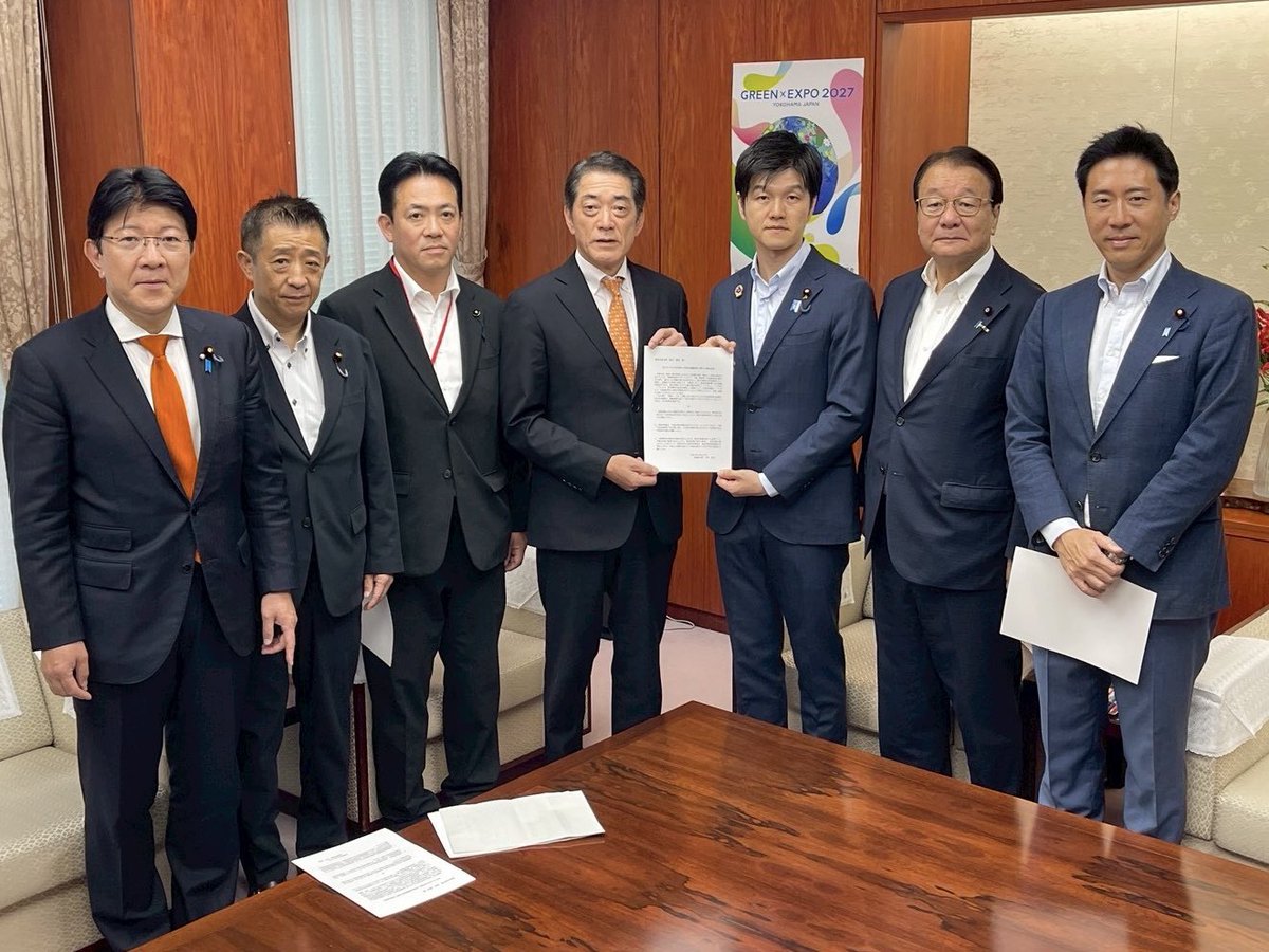 AkihisaShiozaki's tweet photo. 本日、農林水産省の鈴木憲和大臣に対し、中村時広知事、愛媛県選出国会議員、松尾和久県議会議長とともに、「紅プリンセス」中国流出疑い事案に関する緊急要望を行いました。

愛媛が長年かけて育てた高級かんきつが、中国の通販サイトで流通している疑いが報じられています。県は現行制度でできる最大限の対策を講じてきましたが、海外での権利保護には限界があります。

要望では、
①実態把握調査への国の協力
②中国での品種登録支援と長期的・財政的支援
③種苗法改正法案の早期成立と育成者権管理機関の早期立ち上げ
を求めました。

私からは特に、事実関係の徹底解明と、必要な法的手段の検討を要望。鈴木大臣からは「重大な事案であり、県と国で一層力を合わせて対応していきたい」との力強い言葉をいただきました。

引き続き、国・県・地元が一体となって、愛媛の宝を守り抜きます。
#紅プリンセス #愛媛 #種苗法