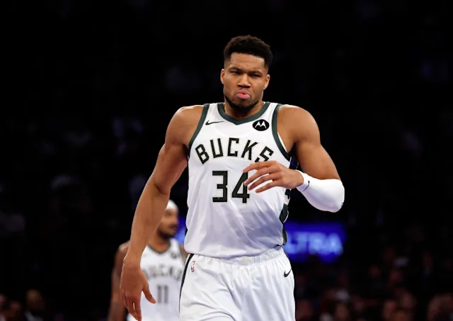 TrashTalk_fr's tweet photo. Nous sommes à moins de 48h de la Draft et toute la NBA attend le transfert de Giannis Antetokounmpo.

De bonnes chances que ça tombe aujourd'hui ou demain d'après les dernières rumeurs.

Le Heat serait toujours en pole position, Boston pas à exclure...

Activez vos notifs ! 🚨🚨 https://t.co/BW4cgFEhu3