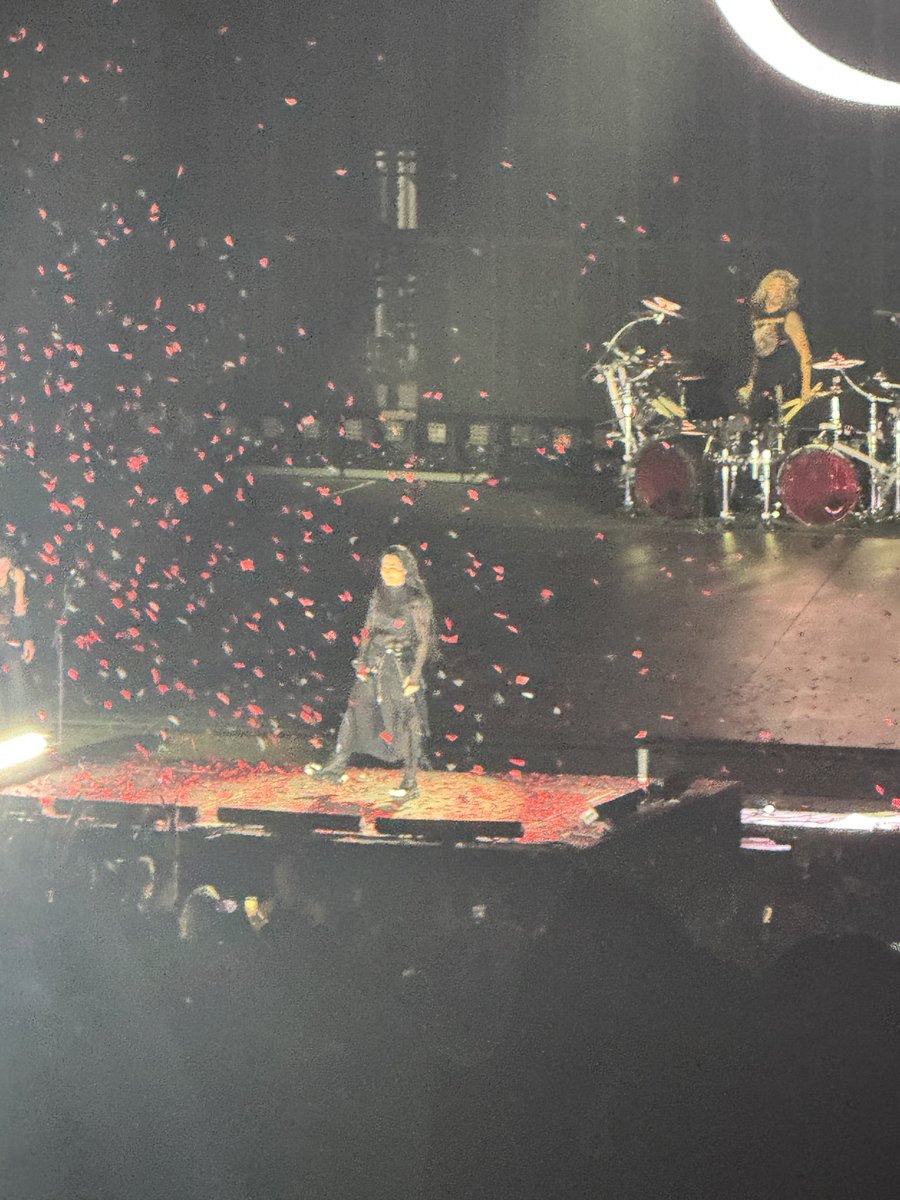 Frosty_creation's tweet photo. Not only did Nova Twins, Spirit box, and of course Evanescence! made me feel more happy with music and me being alt but they made me confident with myself!🥹 (I’ve said this already but TYSM for the show!!)
@NovaTwinsMusic @spiritboxband @evanescence 🖤  #mansfield https://t.co/pMfCJN8dcB