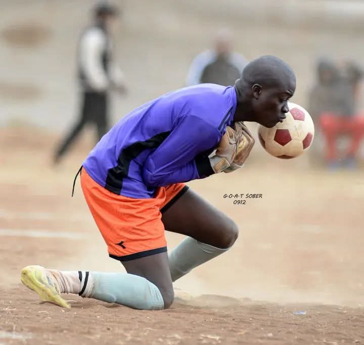 Fikani_Sthole's tweet photo. Rare picture of your boyfriend trying to catch feelings for you after umcele imali🤣🤣🤣, https://t.co/SrLl2jHyef
