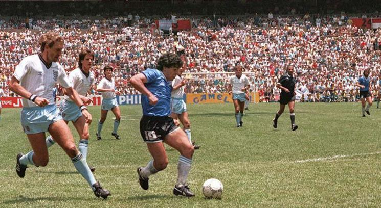 DIEGVS's tweet photo. Ojo! #TalDíaComoHoy de 1986: en el Mundial de Fútbol de México, Maradona hace un gol con la mano, «la Mano de Dios», contra la selección británica. Posteriormente, realiza el Gol del siglo, considerado uno de los goles más destacados de la historia de los mundiales.
#Gæfemérides https://t.co/6oZ4K7uHsz