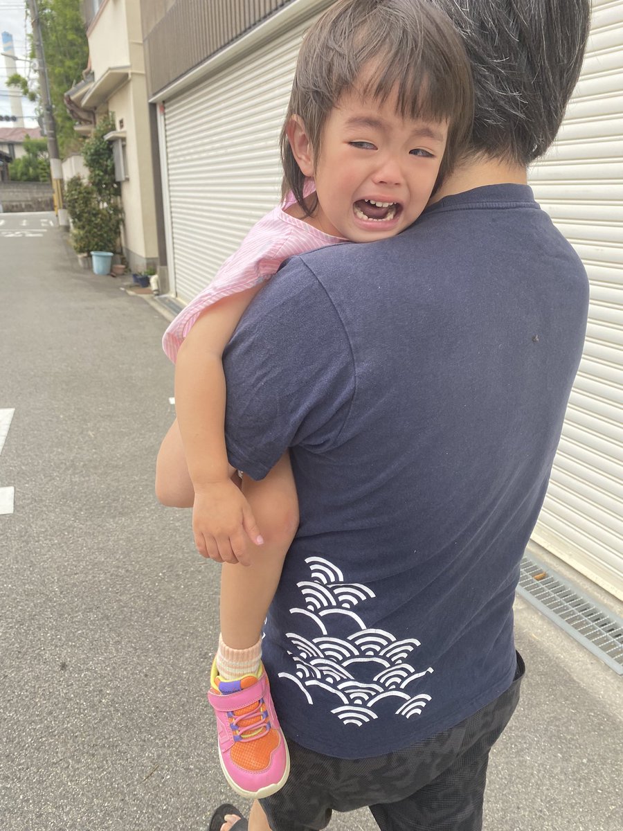rie86onlyone1's tweet photo. 旦那様が会社遅入のため、2人でお迎えへ

テンション高めのりかさんは足が絡まってこけて膝を擦りむきました🥹

帰り道はちゃんと歩いて帰るりかさんも今日はパパの抱っこで帰宅

帰ってから絆創膏🩹貼ったらもうご機嫌です☺️
絆創膏無敵説💁‍♀️ https://t.co/skx7s8k78D