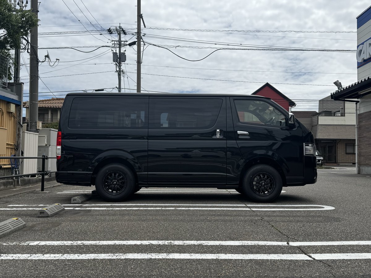 carvan_official's tweet photo. ナイトロパワー M26 CROSS FANG × ハイエース
#midwheel #タイヤ #ホイール https://t.co/iRYGk8NKcu