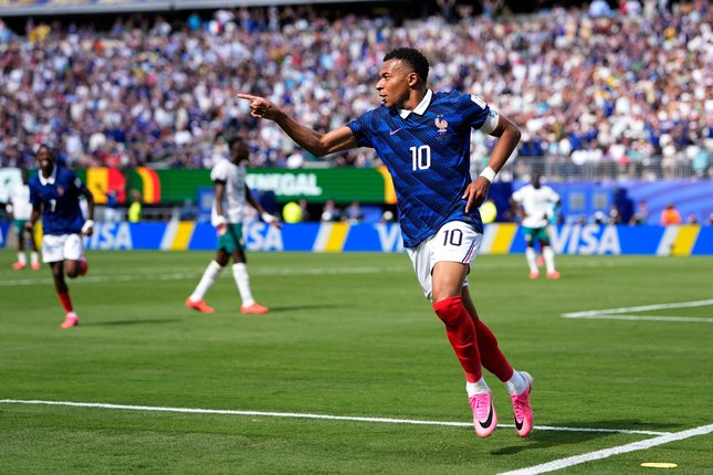 gilabola433's tweet photo. Menyambut Penampilan ke-100 Kylian Mbappe Bersama Timnas Prancis

Kylian Mbappe bersiap mencatatkan tonggak bersejarah dalam karier internasionalnya. Penyerang Prancis itu berpeluang meraih caps ke-100 saat Les Bleus menghadapi Irak di Piala Dunia 2026.

Laga tersebut akan digelar di Philadelphia Stadium pada matchday kedua Grup I, Selasa (23/6) pagi WIB. Momen ini berpotensi menjadi salah satu titik penting dalam perjalanan karier sang kapten.

Mbappe datang ke pertandingan ini dengan status sebagai pencetak gol terbanyak sepanjang masa Prancis. Ia baru saja melewati rekor Olivier Giroud dengan total 58 gol.

Selain itu, ia juga terus menambah catatan impresifnya di Piala Dunia. Turnamen 2026 menjadi panggung terbaru bagi penyerang Paris Saint-Germain tersebut untuk menegaskan dominasinya.

Mbappe Dekati Rekor 100 Caps dan Sejarah Baru Prancis

Jika dimainkan melawan Irak, Mbappe akan menjadi pemain ke-10 dalam sejarah Prancis yang mencapai 100 penampilan internasional. Catatan itu menempatkannya di jajaran elite Les Bleus.

Ia juga semakin mendekati rekor pelatih Prancis saat ini, Didier Deschamps, yang mencatat 103 caps. Perjalanan kariernya menunjukkan konsistensi luar biasa sejak debut internasional.

Mbappe kini juga berada dalam daftar pemain dengan kontribusi gol terbesar di Piala Dunia. Ia telah mencatat 14 gol sepanjang turnamen yang diikutinya.

Catatan tersebut menempatkannya sejajar dengan legenda besar sepak bola dunia. Ia hanya tertinggal dari Lionel Messi dan Miroslav Klose dengan 16 gol, serta Ronaldo dengan 15 gol.

Ambisi Mbappe: Menulis Sejarah untuk Prancis

Mbappe menegaskan bahwa pencapaian pribadi selalu ia tempatkan dalam konteks tim. Baginya, bermain untuk Prancis adalah kehormatan terbesar dalam kariernya.

"Selalu menyenangkan memiliki kesempatan untuk bermain untuk negara Anda," kata Mbappe.

Menurutnya, caps ke-100 di ajang Piala Dunia akan menjadi momen yang sangat spesial. Ia menyebut hal tersebut sebagai bagian dari perjalanan sejarahnya bersama tim nasional.

"Tidak ada yang lebih besar. Seratus penampilan adalah angka bersejarah, dan memiliki kesempatan untuk mencapai angka itu di Piala Dunia ini berarti akan menjadi pertandingan spesial bagi saya."

"Saya sadar akan arti berada di Piala Dunia di sini dan mewakili lebih dari 67 juta rakyat Prancis," tegas pemain Real Madrid itu.

#pialadunia2026 #prancis #farnce #mbappemagictonight #Mbappe #beritabola #jadwalbola
