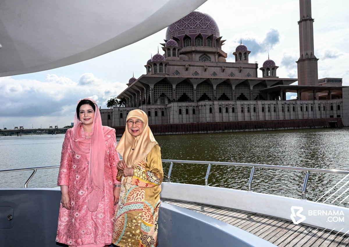 bernamadotcom's tweet photo. 𝐈𝐒𝐓𝐄𝐑𝐈 𝐏𝐌 𝐁𝐀𝐍𝐆𝐋𝐀𝐃𝐄𝐒𝐇 𝐋𝐔𝐀𝐍𝐆 𝐌𝐀𝐒𝐀 𝐍𝐀𝐈𝐊 𝐂𝐑𝐔𝐈𝐒𝐄 𝐓𝐀𝐒𝐈𝐊 𝐏𝐔𝐓𝐑𝐀𝐉𝐀𝐘𝐀

Isteri Perdana Menteri Bangladesh, Dr Zubaida Rahman hari ini meluangkan masa menaiki Cruise Tasik Putrajaya, mengelilingi tasik untuk melihat bangunan ikonik sekitar Putrajaya dari atas bot.

Ketibaan beliau pada 9.30 pagi disambut oleh isteri Perdana Menteri Datuk Seri Dr Wan Azizah Wan Ismail dan Menteri di Jabatan Perdana Menteri (Wilayah Persekutuan) Hannah Yeoh.
