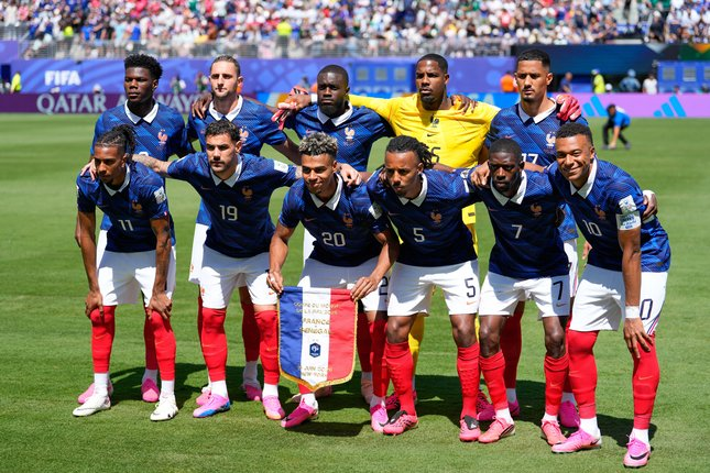 gilabola433's tweet photo. Menyambut Penampilan ke-100 Kylian Mbappe Bersama Timnas Prancis

Kylian Mbappe bersiap mencatatkan tonggak bersejarah dalam karier internasionalnya. Penyerang Prancis itu berpeluang meraih caps ke-100 saat Les Bleus menghadapi Irak di Piala Dunia 2026.

Laga tersebut akan digelar di Philadelphia Stadium pada matchday kedua Grup I, Selasa (23/6) pagi WIB. Momen ini berpotensi menjadi salah satu titik penting dalam perjalanan karier sang kapten.

Mbappe datang ke pertandingan ini dengan status sebagai pencetak gol terbanyak sepanjang masa Prancis. Ia baru saja melewati rekor Olivier Giroud dengan total 58 gol.

Selain itu, ia juga terus menambah catatan impresifnya di Piala Dunia. Turnamen 2026 menjadi panggung terbaru bagi penyerang Paris Saint-Germain tersebut untuk menegaskan dominasinya.

Mbappe Dekati Rekor 100 Caps dan Sejarah Baru Prancis

Jika dimainkan melawan Irak, Mbappe akan menjadi pemain ke-10 dalam sejarah Prancis yang mencapai 100 penampilan internasional. Catatan itu menempatkannya di jajaran elite Les Bleus.

Ia juga semakin mendekati rekor pelatih Prancis saat ini, Didier Deschamps, yang mencatat 103 caps. Perjalanan kariernya menunjukkan konsistensi luar biasa sejak debut internasional.

Mbappe kini juga berada dalam daftar pemain dengan kontribusi gol terbesar di Piala Dunia. Ia telah mencatat 14 gol sepanjang turnamen yang diikutinya.

Catatan tersebut menempatkannya sejajar dengan legenda besar sepak bola dunia. Ia hanya tertinggal dari Lionel Messi dan Miroslav Klose dengan 16 gol, serta Ronaldo dengan 15 gol.

Ambisi Mbappe: Menulis Sejarah untuk Prancis

Mbappe menegaskan bahwa pencapaian pribadi selalu ia tempatkan dalam konteks tim. Baginya, bermain untuk Prancis adalah kehormatan terbesar dalam kariernya.

"Selalu menyenangkan memiliki kesempatan untuk bermain untuk negara Anda," kata Mbappe.

Menurutnya, caps ke-100 di ajang Piala Dunia akan menjadi momen yang sangat spesial. Ia menyebut hal tersebut sebagai bagian dari perjalanan sejarahnya bersama tim nasional.

"Tidak ada yang lebih besar. Seratus penampilan adalah angka bersejarah, dan memiliki kesempatan untuk mencapai angka itu di Piala Dunia ini berarti akan menjadi pertandingan spesial bagi saya."

"Saya sadar akan arti berada di Piala Dunia di sini dan mewakili lebih dari 67 juta rakyat Prancis," tegas pemain Real Madrid itu.

#pialadunia2026 #prancis #farnce #mbappemagictonight #Mbappe #beritabola #jadwalbola