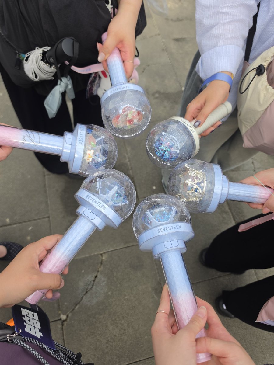 xo_mmj114's tweet photo. 또 만날때는 13명으로 우리 다시 만나!! 😭🥰

항상 행복한 순간에 같이 해서 너무 좋다! 
@hello_dwdw @wh9607 @ming_ky17 @svt_luvluv @kongzookong @malan961122 https://t.co/oDMZYBT4KV