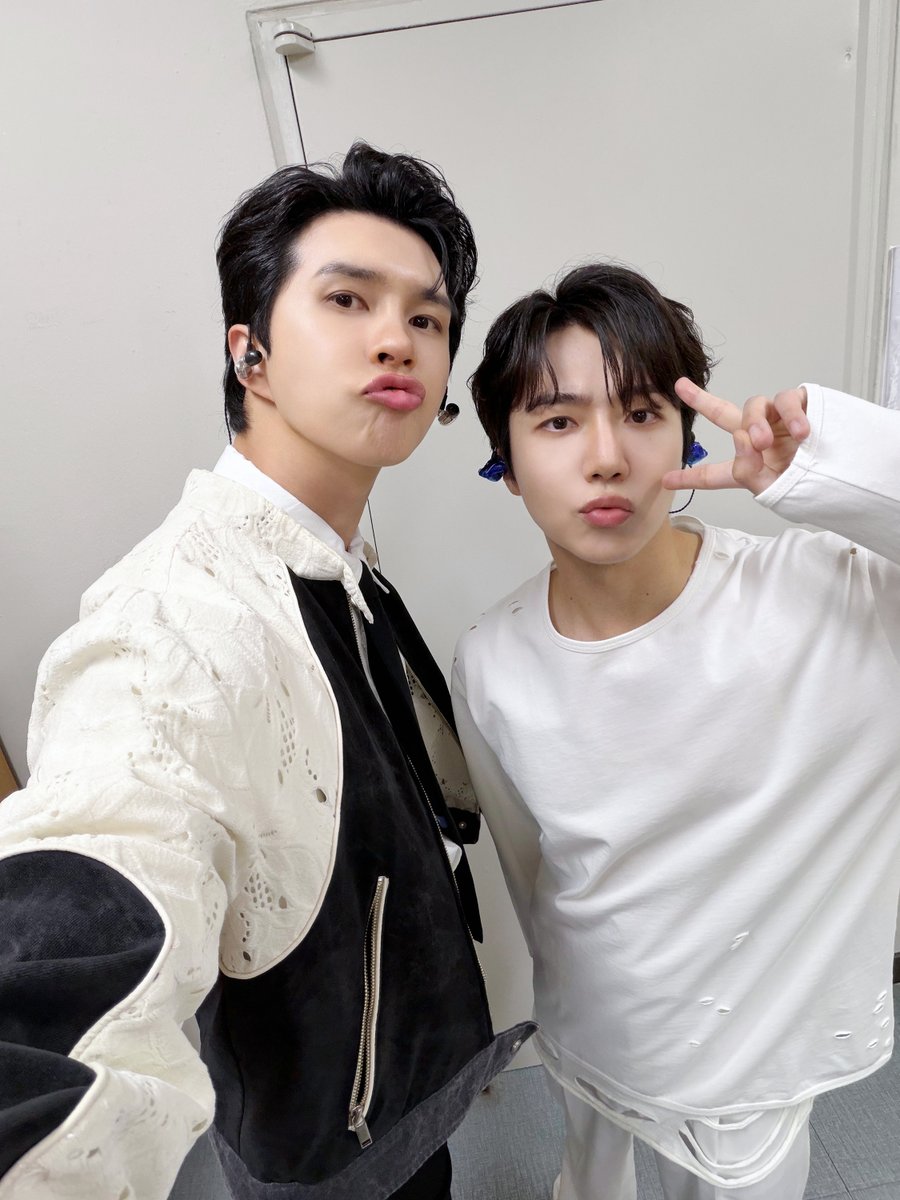 S27M_official's tweet photo. 260620 제20회 #DIMF 개막 축하공연
잘생긴 친구 #이재환 🫶 귀여운 친구 #진호

@jaehwany0406 @jinhojo_x 
#이재환 #LeeJaeHwan #켄 #KEN
#진호 #JinHo
#대구국제뮤지컬페스티벌 #제20회DIMF
#S27M #에스이십칠엠 https://t.co/8x7Z8LNfZH