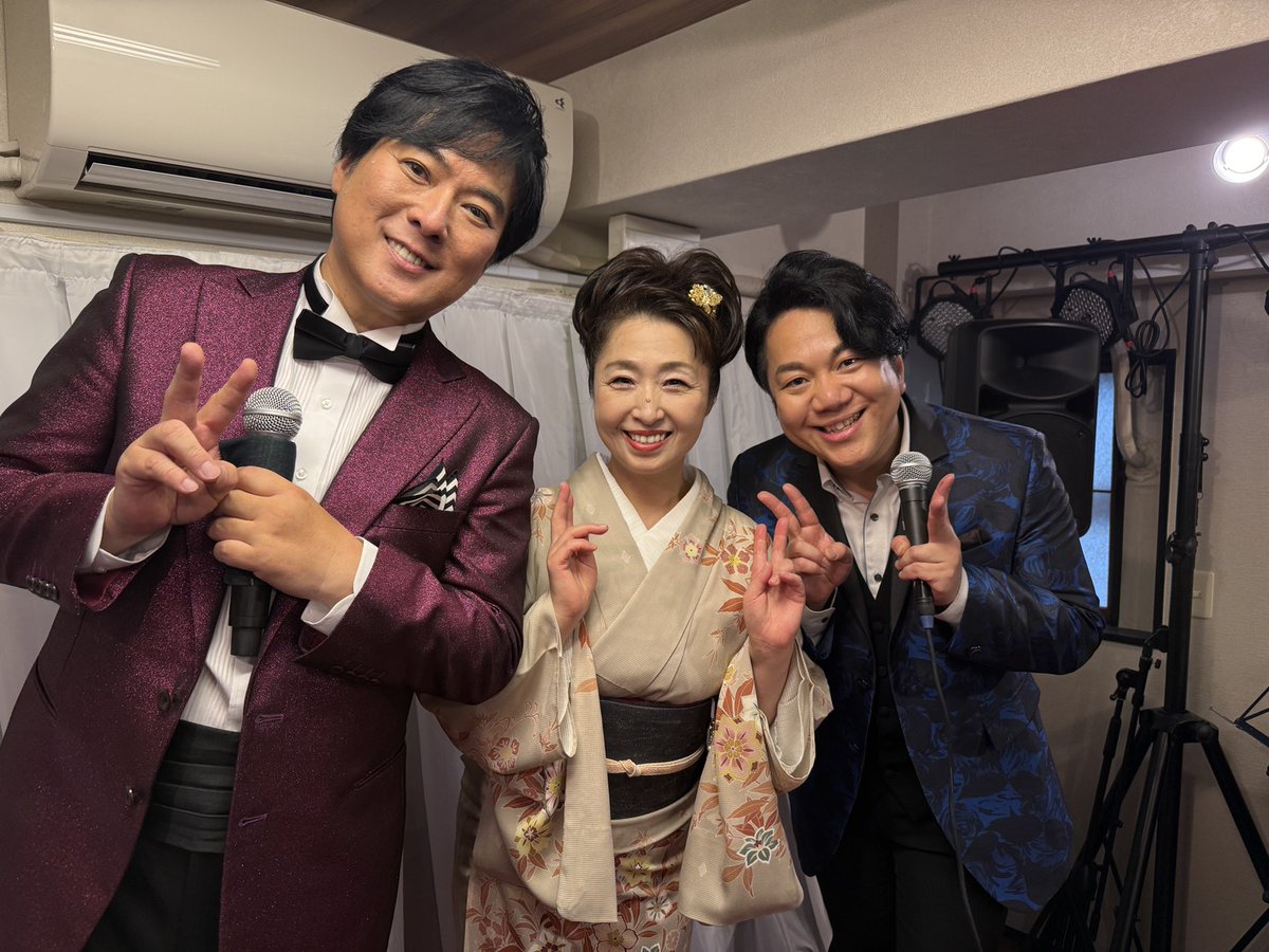 adowaicha's tweet photo. 今週もスタート！！

とは言ってもノンストップで働いてるなぁ～(笑)

(土)はずん太゛にて4回目となります～縁歌の会～でした🙋‍♂️

今回は・・・

◼️野中さおりさん
◼️黒川真一朗さん
◼️こおり健太

でお届けさせていただいた～縁歌の会～

芸歴を重ねた先輩方であるお二方ではありますが・・・全く気を遣わせないお人柄😊

僕はいつも甘えさせていただいて・・・ワイワイガヤガヤと楽しい時間🤭

全国各地からご参加くださったそれぞれのファンの方々に今回も熱く熱く盛り上げていただきました🙇🙇🙇

そして・・・

「あまのじゃく」のお二人も顔を出してくれて皆さまへご紹介をさせていただきました🙇😊🙇

ご声援くださいました皆さま！！
ご一緒させていただきました皆さま！！
本当に本当にありがとうございました🙇😊🙇

次は第5回目かぁ～🤔

#縁歌の会
#野中さおり さん
#黒川真一朗 さん
#あまのじゃく さん
#こおり健太