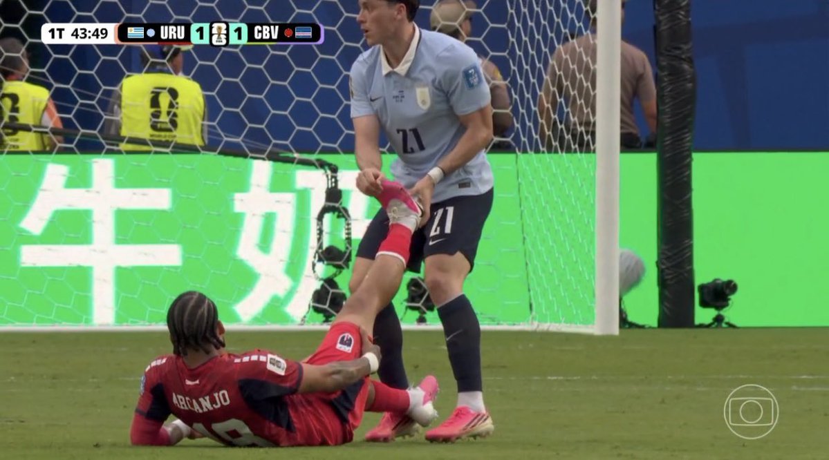 TouchPulse's tweet photo. 🚨 Luis Enrique reacts to that classic Uruguay moment vs Cape Verde:

🗣️ Luis Enrique: “We have seen this before. It is just the Uruguay thing.”

The incident has gone viral: A Uruguayan player was helping a Cape Verdean opponent up off the ground… only to leave him stranded the second he saw a cross coming into the African team’s penalty area. That exact play led directly to Uruguay’s equalizer.

Luis Enrique summed it up perfectly pure, cunning, street-smart Uruguayan football at its finest. No rules broken, but zero mercy when the opportunity arises.

This is why Uruguay are so dangerous and so loved (and hated) at the same time. They play with that winning mentality, that clever gamesmanship, and that never-say-die attitude that defines them on the biggest stages.