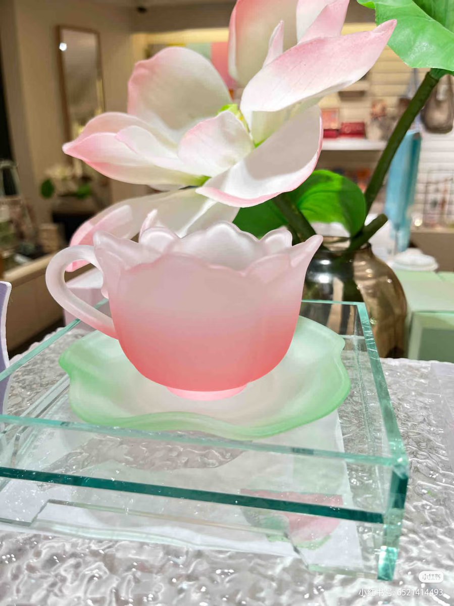 PeopleChina's tweet photo. 蘇州博物館による蓮シリーズの周辺グッズ。ピンクの花杯に、緑の蓮の葉の受け皿。重ねると、池に浮かぶ蓮そのもの。 https://t.co/zQcTSh94jj