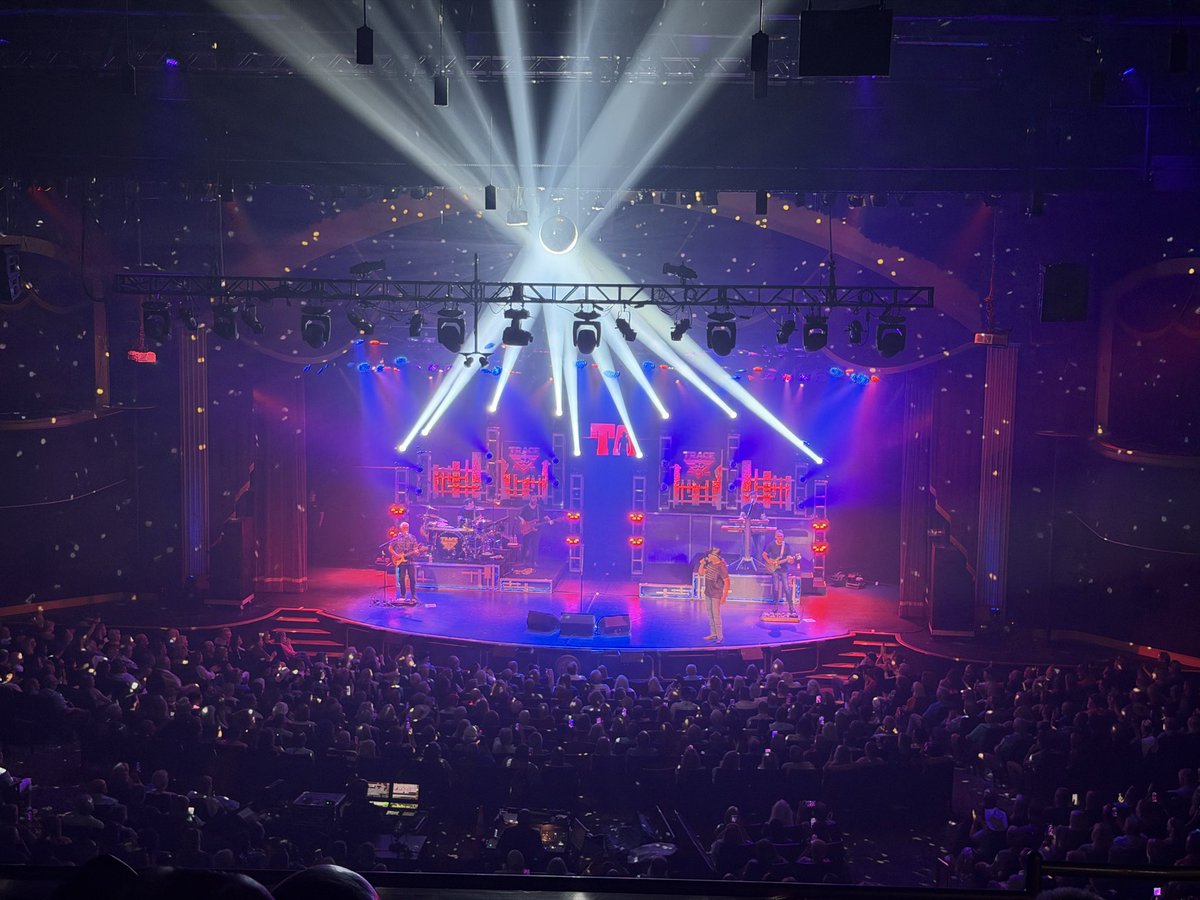 Hannah200285's tweet photo. Trace Adkins 30 year anniversary tour! https://t.co/GsDbR9Khvl