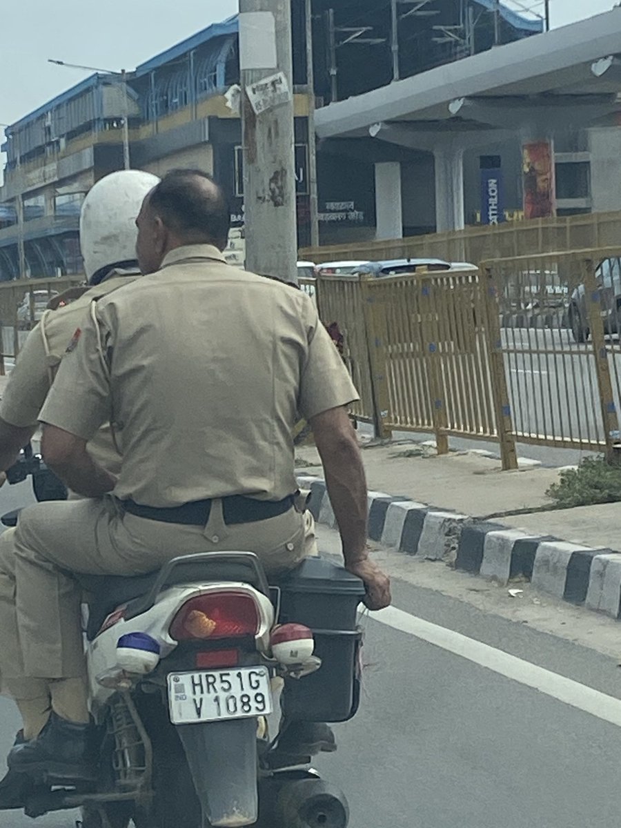ramangarg1's tweet photo. @FTPfbd @IGtraffic_hry Please see police staff without helmet and violating traffic rules! https://t.co/NKgSarTb0C
