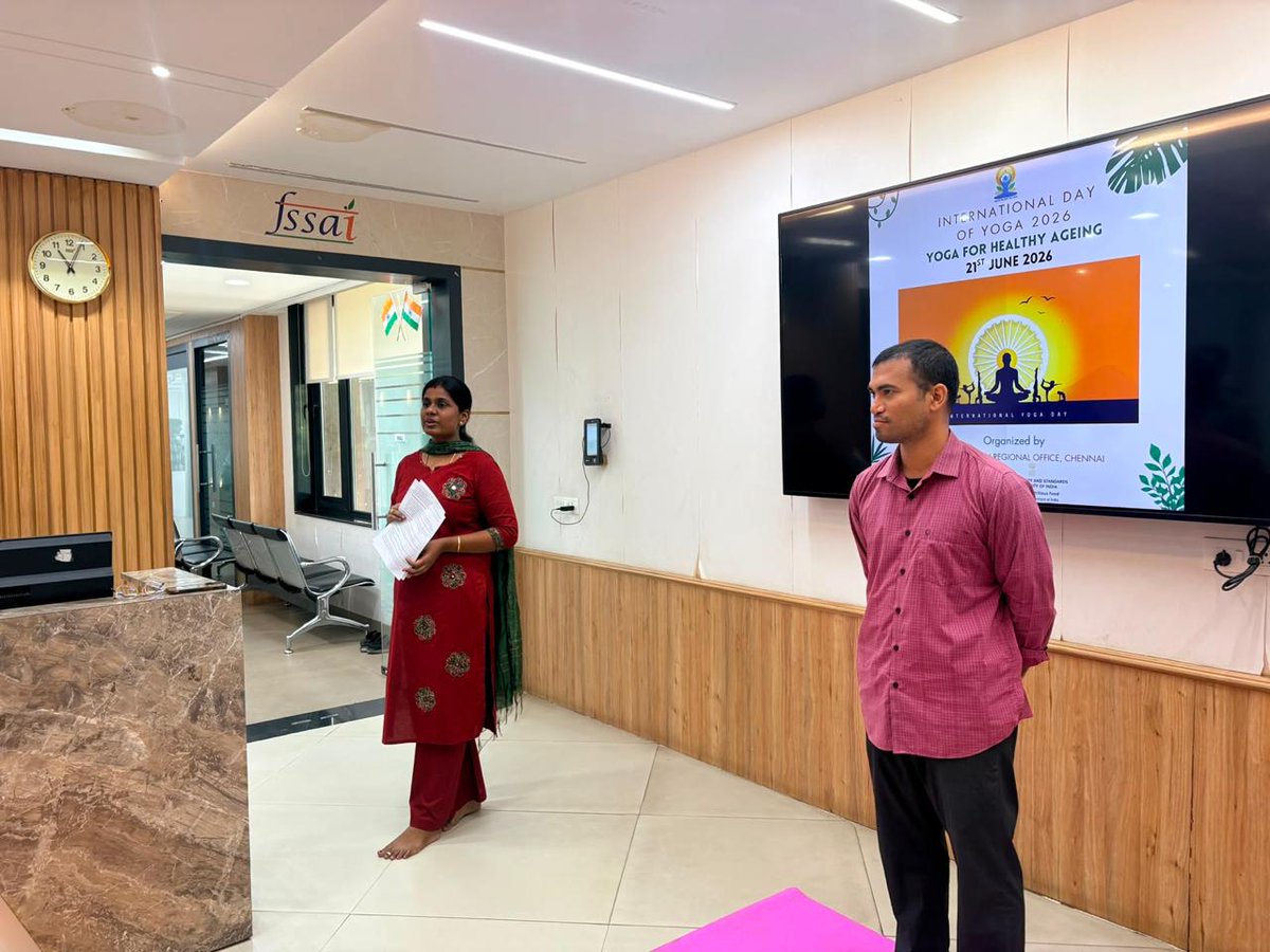 Fssaisro's tweet photo. FSSAI SRO celebrated International Yoga Day by organizing a yoga session for its officials. The Regional Director highlighted the benefits of yoga and emphasized this year's theme, "Yoga for Healthy Ageing." #InternationalYogaDay #YogaForHealthyAgeing #YogaDay #FSSAI https://t.co/6VHwusxoFK