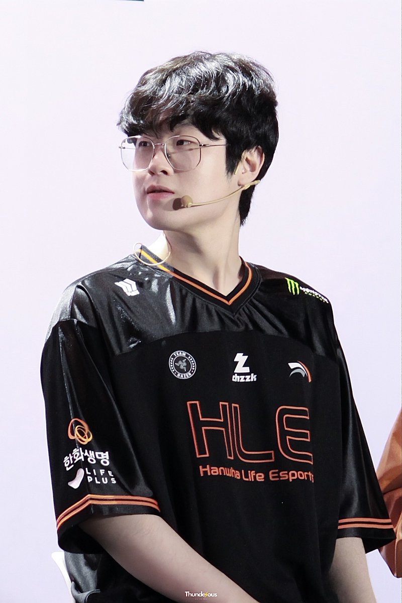 Thunderous_Zeus's tweet photo. 260618 HLE FANFEST IN VIETNAM

이번주도 화이팅!!⚡️🧡

#Zeus #제우스 #최우제 #HLEWIN https://t.co/I8yfj18CcM