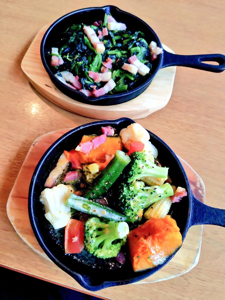 CafeSamurai's tweet photo. 整体の帰り、お昼ご飯♪
ココスアプリのマイレージが、くっそ貯まってて、特別クーポンが３つも使ってなくて、期限が６月末だったのに気づいたもんで♪
ランチメニュー『揚げなすとバジルのガーリックトマトチキンステーキ』以外は、無料で、温野菜、バターソテー、メイプルココッシュが食べれて良き☆ https://t.co/Z6lO1BzJJJ