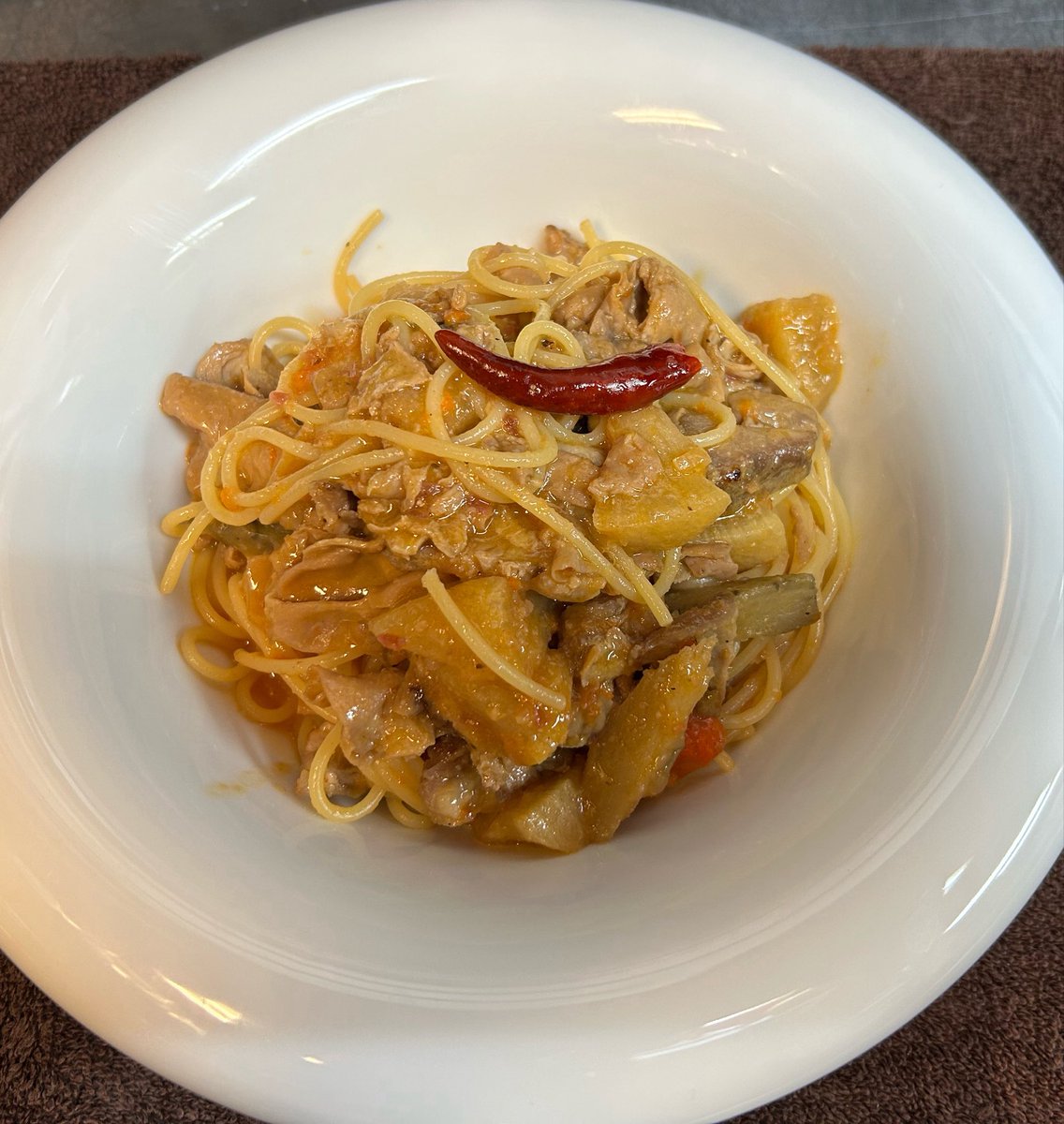 ofune23633's tweet photo. 今日の賄い

モツ煮パスタ再び
今回は具だくさんでトムヤム風味

Ψ( 'ч' ♡)ŧ‹"ŧ‹"ŧ‹"ŧ‹" https://t.co/63cvGBaTjI
