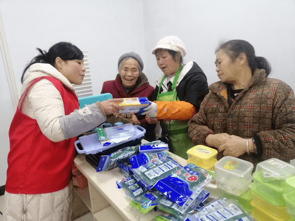 Goder_top10's tweet photo. Had such a meaningful morning volunteering at the local community food bank! Gathered non-perishables, helped sort donations, and handed out meals to families in need. Small acts make a big difference  #VolunteerWork #CommunityLove， https://t.co/pLGhVIBgz3