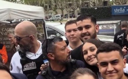 rflLdl's tweet photo. @jtecroiispaas Il va faire une bavure https://t.co/Az6bphHMG2
