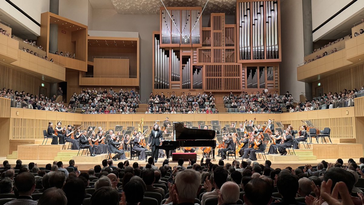 CZAmbTokyo's tweet photo. 30 years of Kyoto–Prague sister city partnership celebrated in Kyoto on 20.6. at concert of @kyotosymphony with 🇨🇿 conductor Alena Hron, 🇯🇵 pianist @TomokiSakata. All-Antonín Dvořák composition program enjoyed by full hall and Kyoto Mayor @matsuikoji! Beautiful moments!🇨🇿🤝🇯🇵 https://t.co/1aqugW07kX