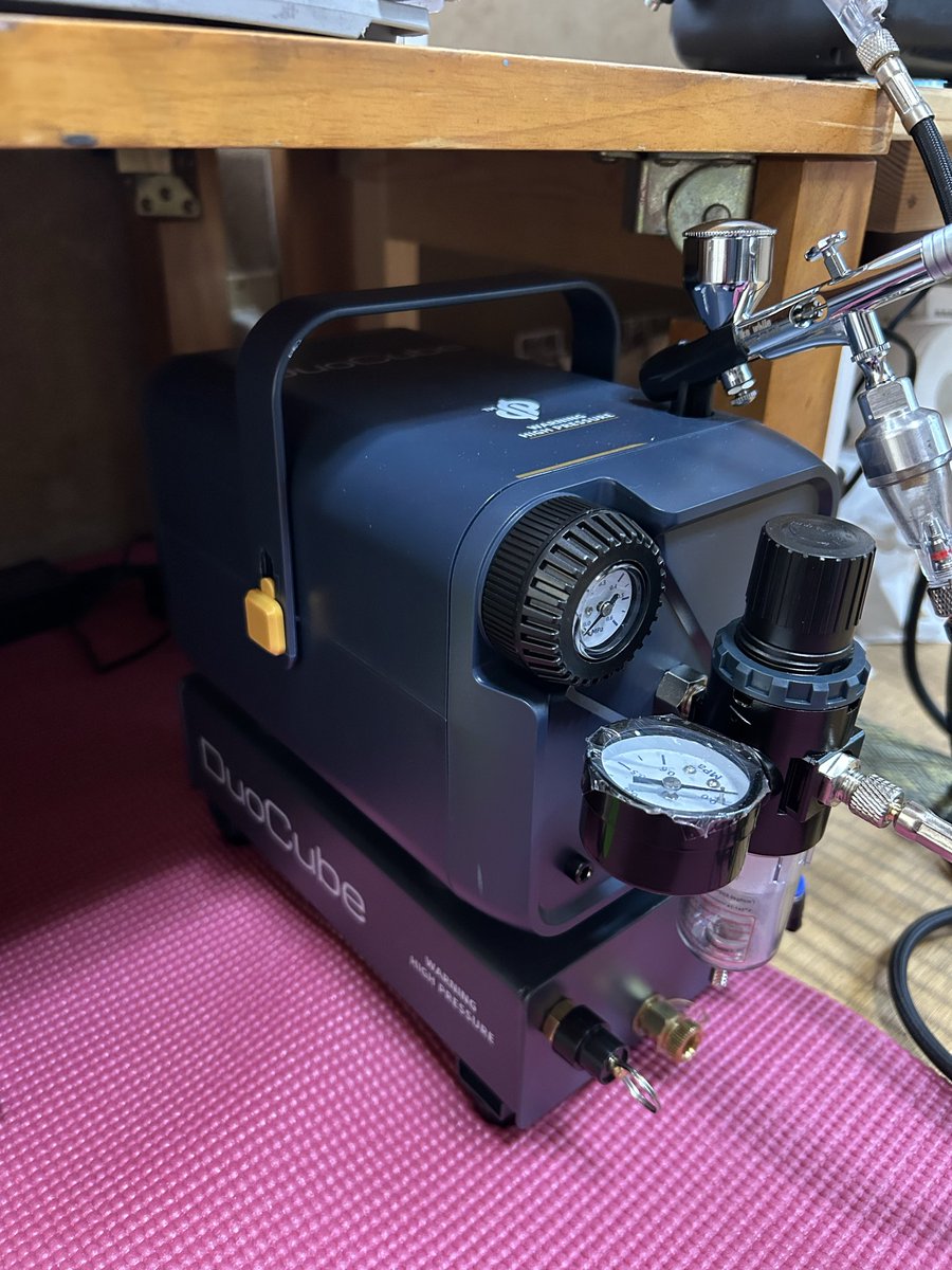 n000000ooon's tweet photo. 紅いガンダム、トップコート完了✌🏻
DuoCubeもいい感じに塗装ブースを置いてる机の下にインしてます🫡
最近、ハマってるPic meで一息😮💨
#DuoCube
#Picme https://t.co/TMjdRrBINE