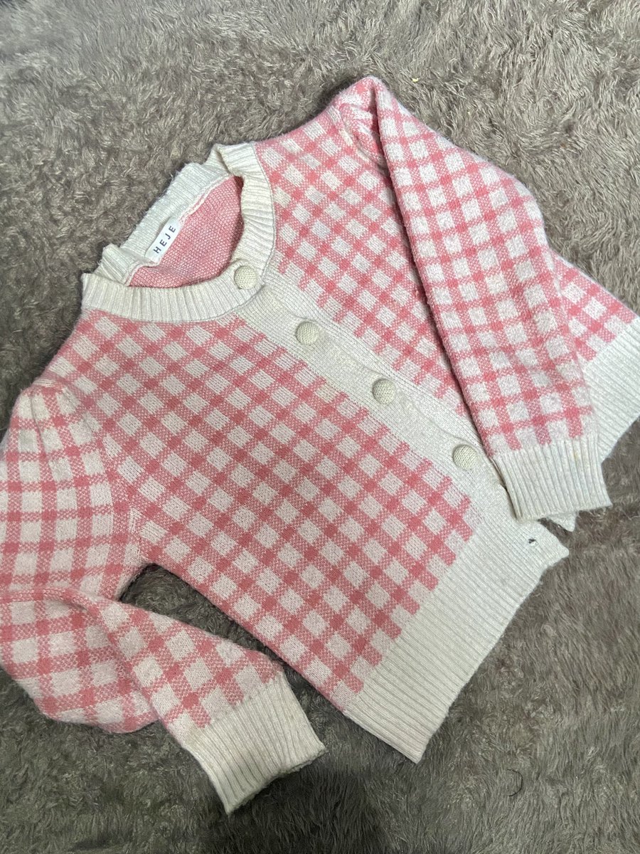 pprettiesttttt's tweet photo. @unicefess HEJE pink cardigan 
COLORBOX red cardigan 
SIZE S https://t.co/fXVVTccro4