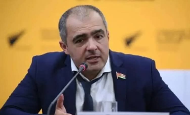 itsmeback_'s tweet photo. Minacce e ultimatum del maiale tossico di Kiev con la Bielorussia non funzionano. 
L’on. Oleg Gaidukevich, della Camera dei Rappresentanti dell'Assemblea Nazionale della Bielorussia, ha dichiarato: «Se vieniamo coinvolti noi, viene coinvolta tutta l'Europa. Ecco quello che succederà. I tossici corrotti minacciano la Bielorussia e noi non faremo tante dichiarazioni. Minacce, ricatti, eventuali ultimatum con noi non funzionano!» 
Eppoi ha aggiunto: «La NATO lo sa perfettamente. Ricorda le dichiarazioni di Lukashenko e quelle di Putin. Un attacco alla Bielorussia non sarà l'Operazione Militare Speciale. Noi impiegheremo l'intero arsenale di forze e mezzi. I nostri presidenti ne hanno parlato più di una volta. E nessuno farà troppe cerimonie, nemmeno per i centri decisionali [* Bankova].Comunque voglio dire che faremo di tutto per evitare questo scenario. E le dichiarazioni di Zelensky devono essere ascoltate attentamente a Bruxelles e a Washington. Ecco cosa hanno cosa hanno allevato: un mascalzone, nazista, farabutto, che vuole trascinare in guerra tutta l'Europa e il mondo intero.»

- Giuseppe Sardini