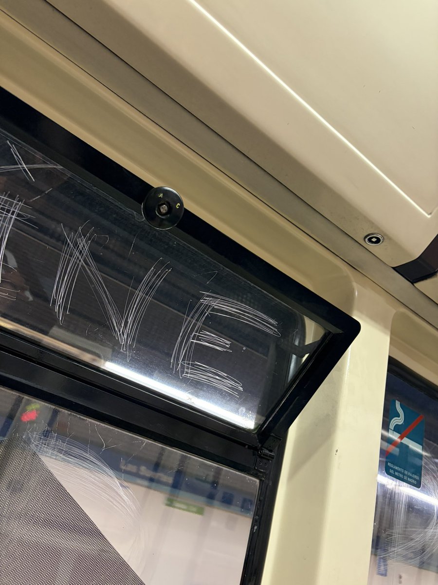 brendita30's tweet photo. Ola de calor y esta debe ser la solución de @metro_madrid porque poner el aire acondicionado ¿para qué? Es agotador quejarse cada día de lo mismo. https://t.co/ptdiZYd69u