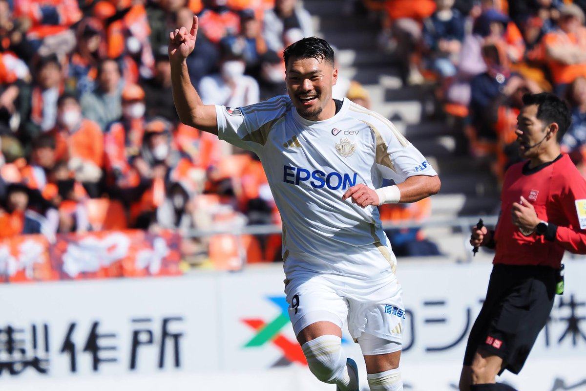 yamagafc's tweet photo. 【ニュース】加藤拓己選手　京都サンガF.C.へ完全移籍のお知らせ

どんな時でもチームを盛り上げ、最高のムードメーカーだったゴリ。
ピッチに立てば最前線で体を張り、泥臭く、献身的にチームのために戦ってくれました。
その熱い姿勢と笑顔に、感謝しかありません。

またピッチで会える日を楽しみにしています！

コメントはこちら⬇️
https://t.co/XBDHhz4crN

#yamaga