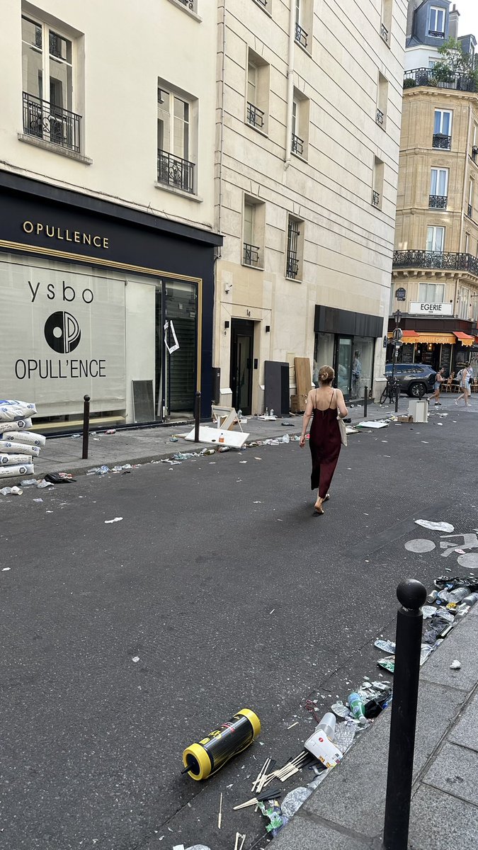 Pradipradou's tweet photo. @ArielWeilT  @ludovicf_off @FranckGuillory  simple question quand on a événement de ce type d’attendu dans l’arrondissement est ce que vous vous organisez en conséquence?

Car la il est 9h et comme l’année dernière c’est très compliqué dans paris centre 

A une époque j’avais le sentiment que tout était nettoyé au réveil?
