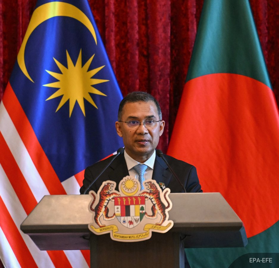NewsBFM's tweet photo. Bangladesh has urged Malaysia to reopen its labour market and expand recruitment of Bangladeshi workers, as both countries seek to reform a system marred by exploitation.

The issue was raised during Prime Minister Tarique Rahman's visit to Malaysia, where he also discussed recalibrating undocumented workers and possible repatriation.

🧵1