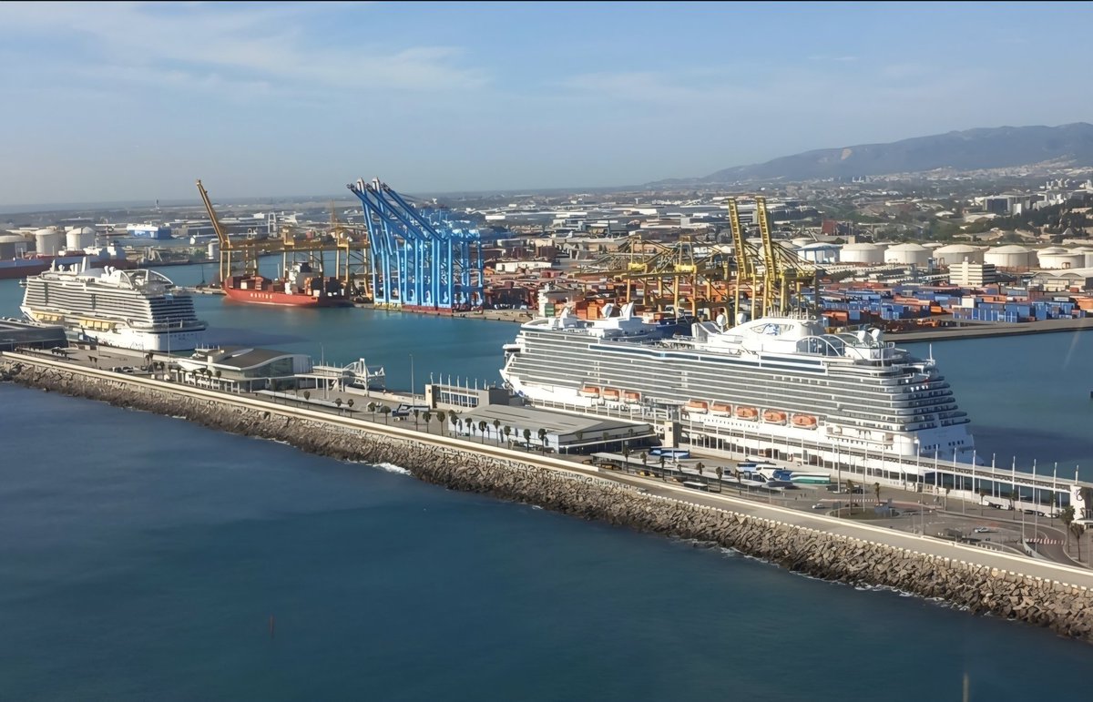 Karme00's tweet photo. @DailyPicTheme2 Many floating #behemoths at Barcelona harbor https://t.co/mYhHdDGGIE