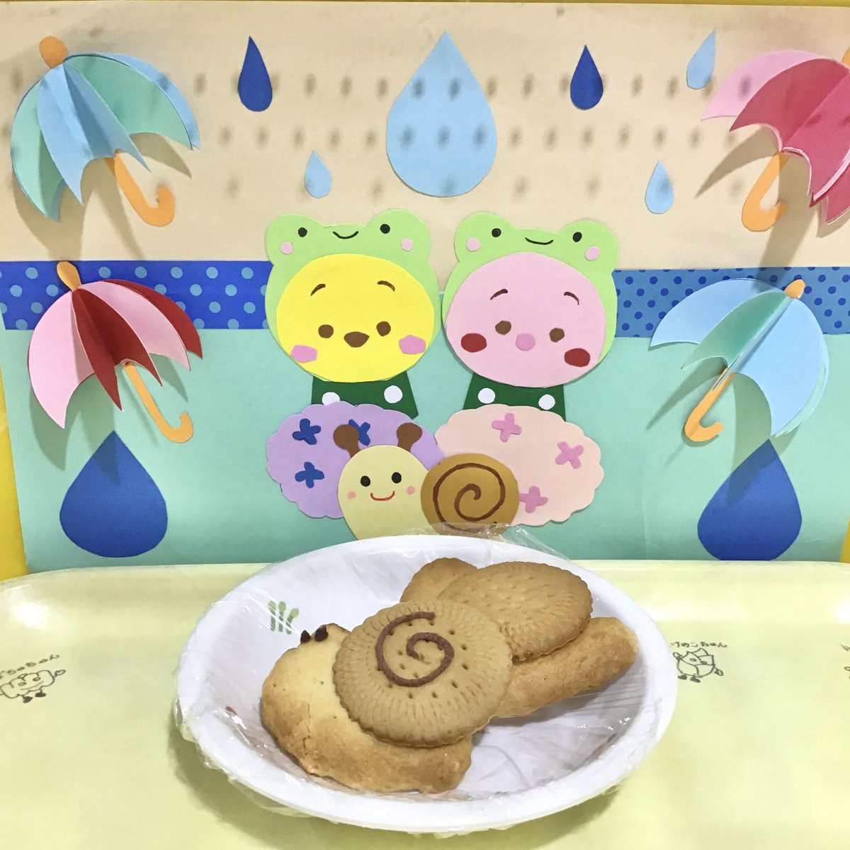 okayama_ch's tweet photo. 給食室です😋
本日の #手作りおやつ はこちら✨

６月といえば、の
かたつむりのクッキーを作りました😉✨
ビスケットの部分にもぐるぐる模様を描いて🍭

子ども達は頭から食べたり
ビスケットから食べたりと、思い思いに、
おいしく食べてくれたようです😊❤️

#保育園給食 #岡山千鳥福祉会 #行事食 https://t.co/u5uDnYfWVW