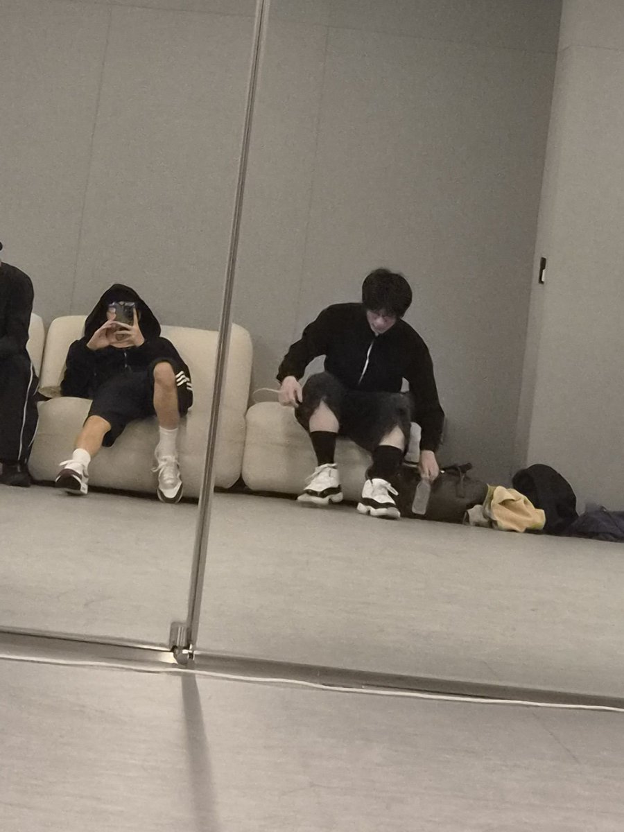 tuinuixx99's tweet photo. แว่นคู่ ขาสั้นคู่ ออลแบล็ค แอบถ่ายติดเธอนิดๆ บินตันมีอะไรจะบอกพี่ไหม https://t.co/gOOoxftAA3